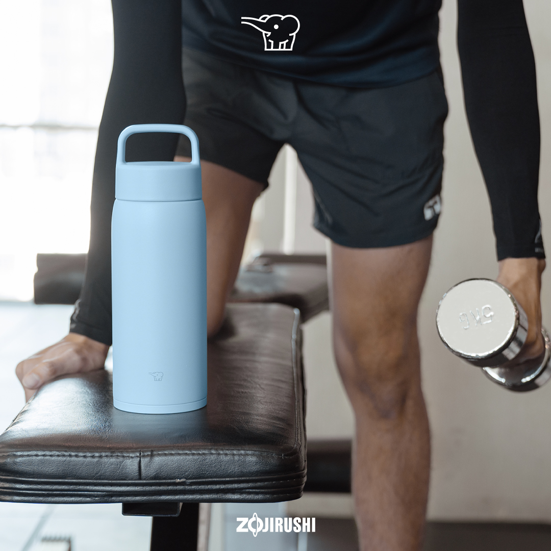 ผู้ชายพกกระติกน้ำออกกำลังกายจาก Zojirushi ไปฟิตเนส